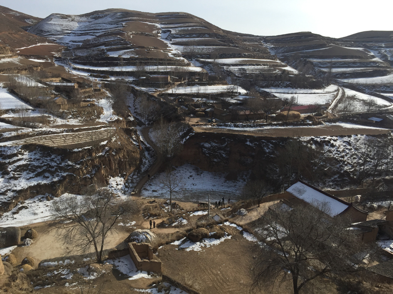 李克强西海固山路颠簸一小时入户看望特困村民