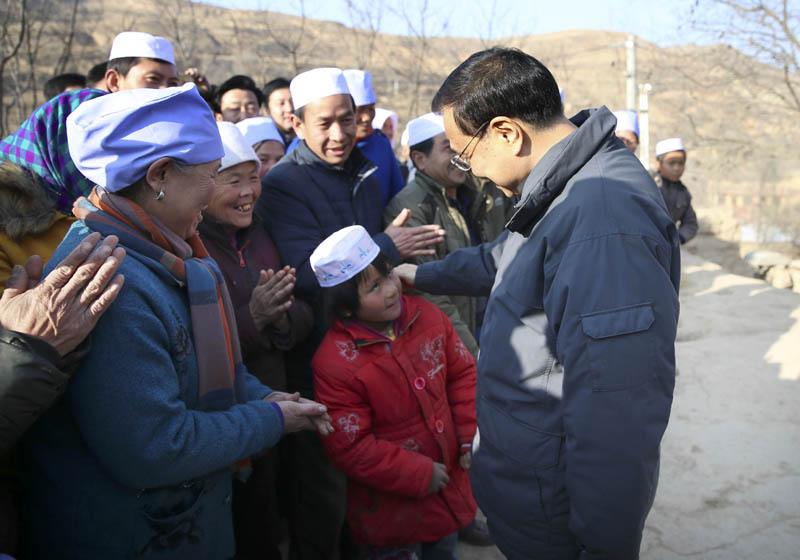 李克强西海固山路颠簸一小时入户看望特困村民