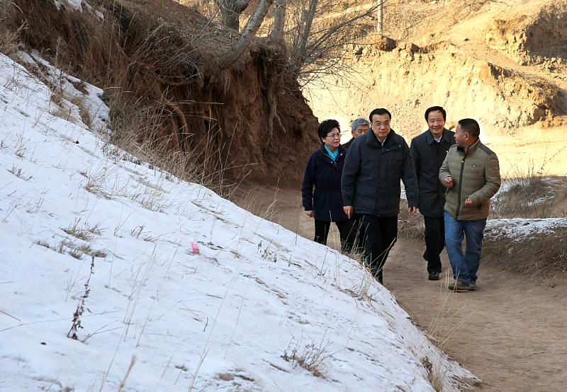 李克强西海固山路颠簸一小时入户看望特困村民