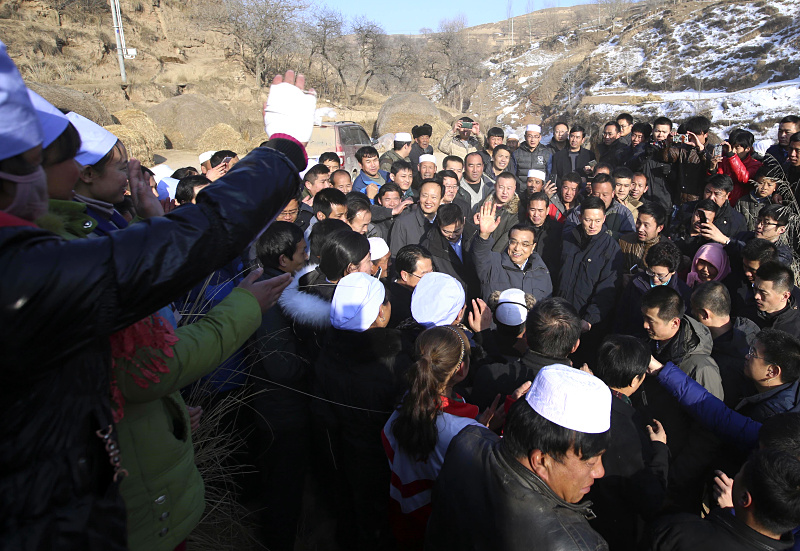 李克强西海固山路颠簸一小时入户看望特困村民