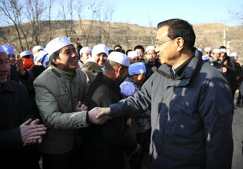 李克强西海固山路颠簸一小时入户看望特困村民