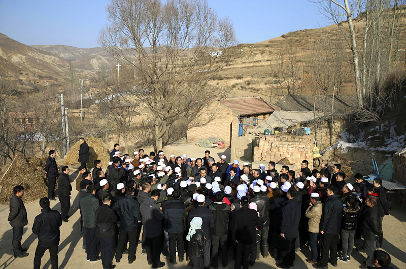 李克强西海固山路颠簸一小时入户看望特困村民