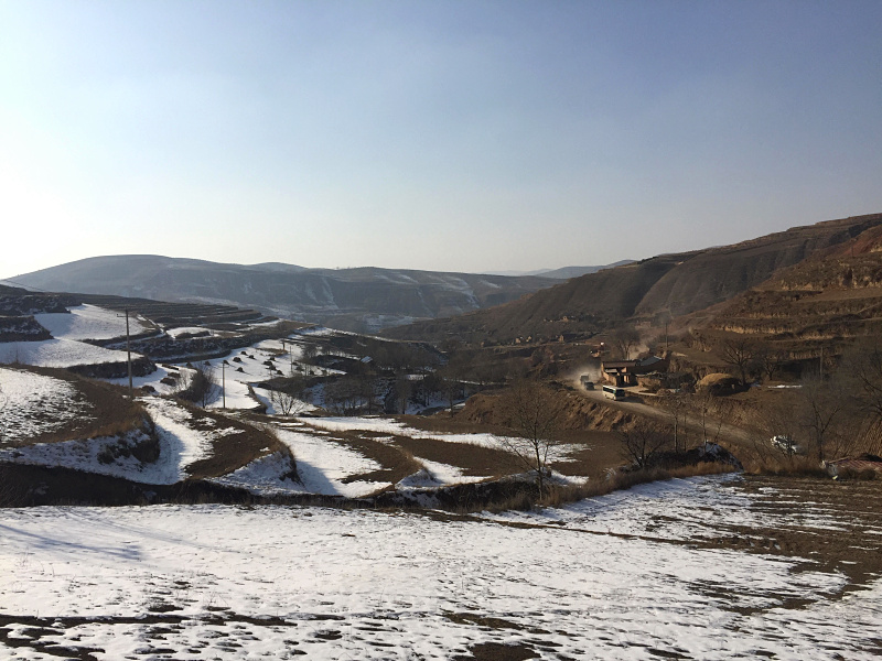 李克强西海固山路颠簸一小时入户看望特困村民