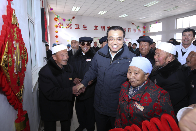 李克强西海固山路颠簸一小时入户看望特困村民