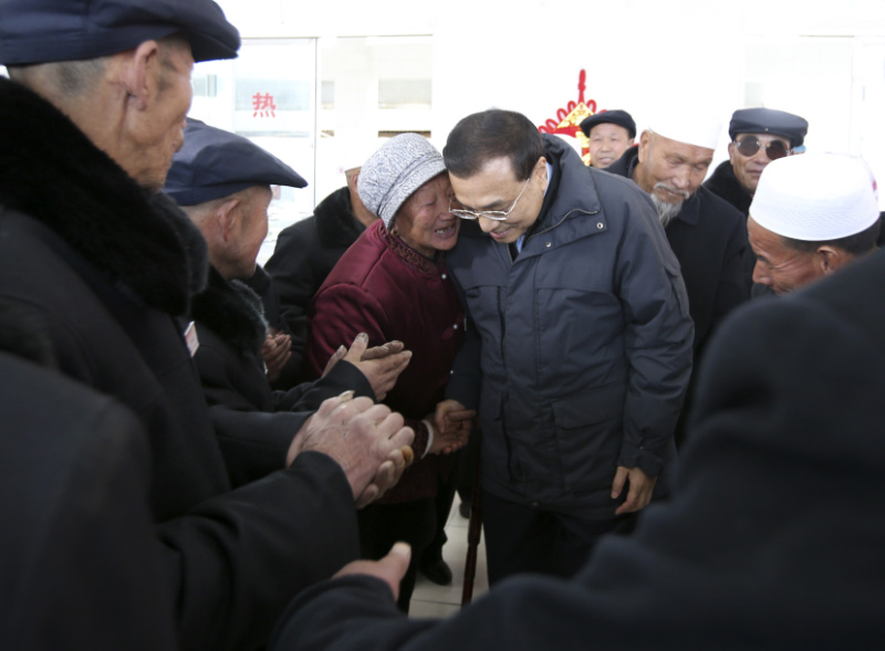 李克强西海固山路颠簸一小时入户看望特困村民