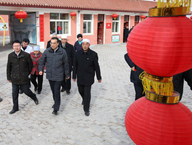 李克强西海固山路颠簸一小时入户看望特困村民