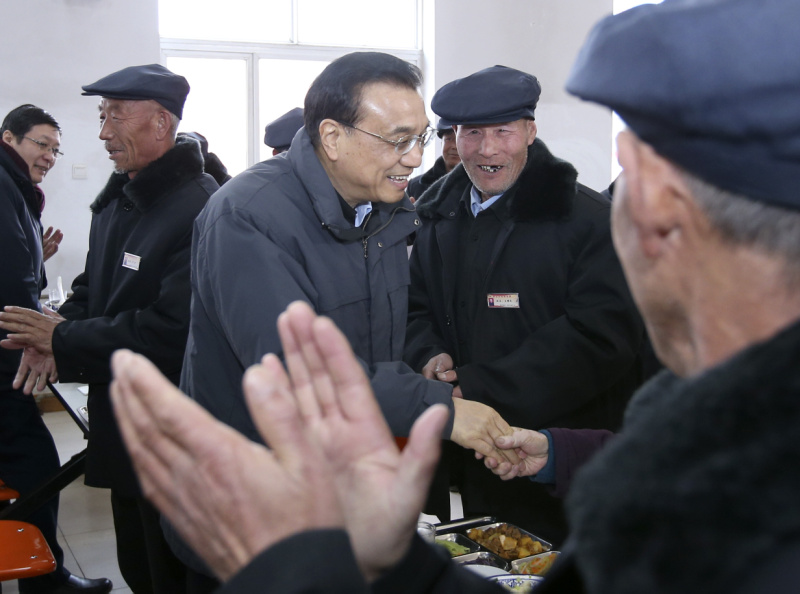 李克强西海固山路颠簸一小时入户看望特困村民