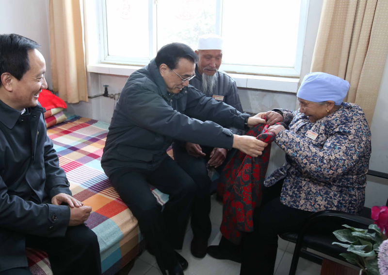 李克强西海固山路颠簸一小时入户看望特困村民