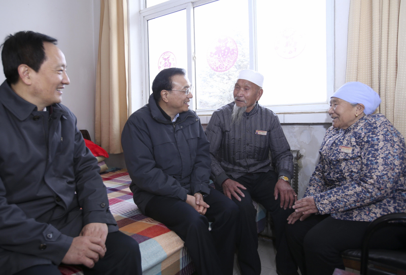 李克强西海固山路颠簸一小时入户看望特困村民