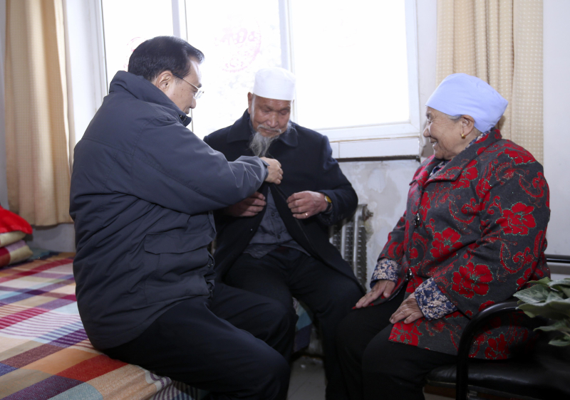 李克强西海固山路颠簸一小时入户看望特困村民