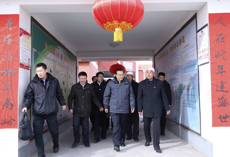 李克强西海固山路颠簸一小时入户看望特困村民
