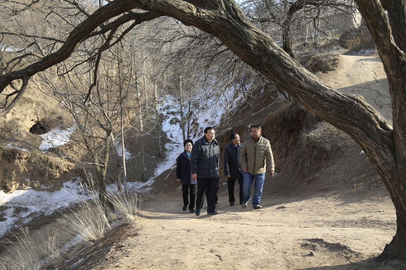 李克强西海固山路颠簸一小时入户看望特困村民