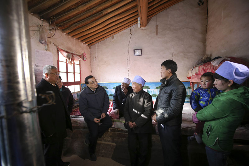 李克强西海固山路颠簸一小时入户看望特困村民