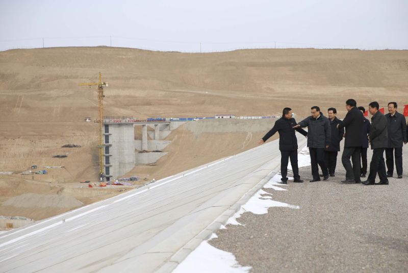 李克强西海固山路颠簸一小时入户看望特困村民