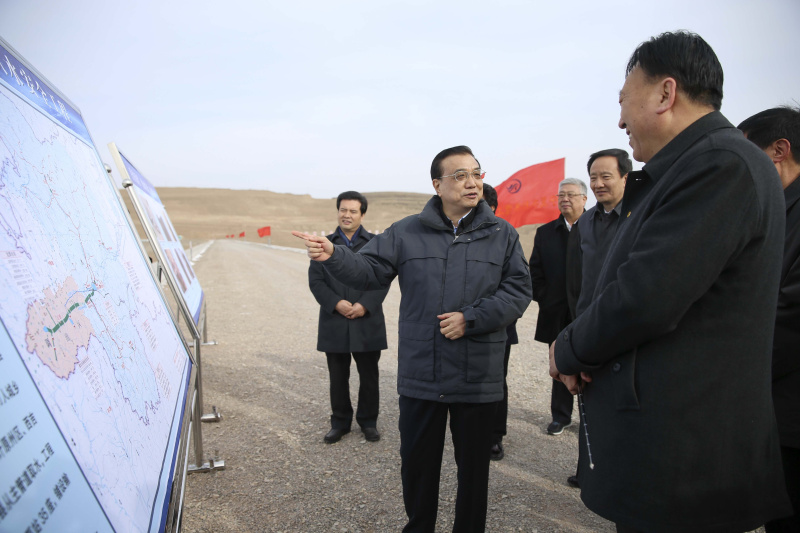 李克强西海固山路颠簸一小时入户看望特困村民