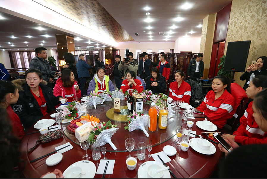 权健为天津女排办庆功会 发百万奖金 手机