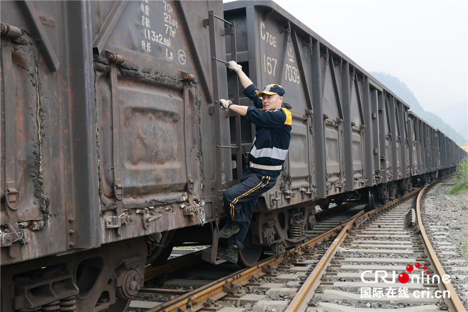 图为调车人员扒乘在运行的车辆上进行调车作业. 苏志刚 摄