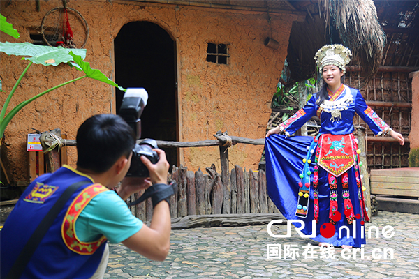 图片默认标题_fororder_3、游客穿上黎族传统服饰，在景区体验赛隆奥旅拍.JPG
