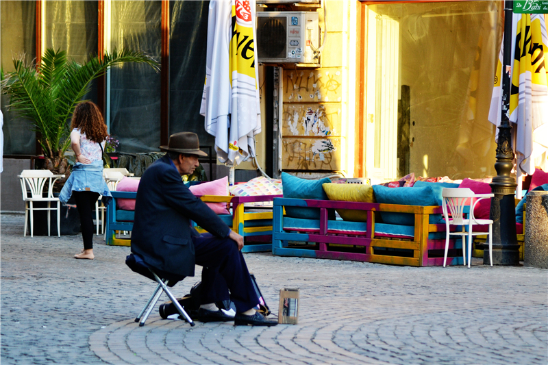 罗马尼亚街头孤独的卖艺人_fororder_罗马尼亚街头孤独的卖艺人（作者：张世娟2017年摄于罗马尼亚布加勒斯特）.JPG