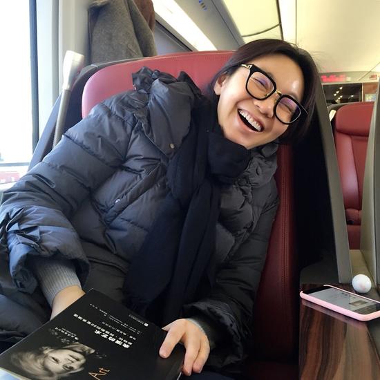 闫妮素颜看书显端庄 咧嘴大笑画风突变(图)