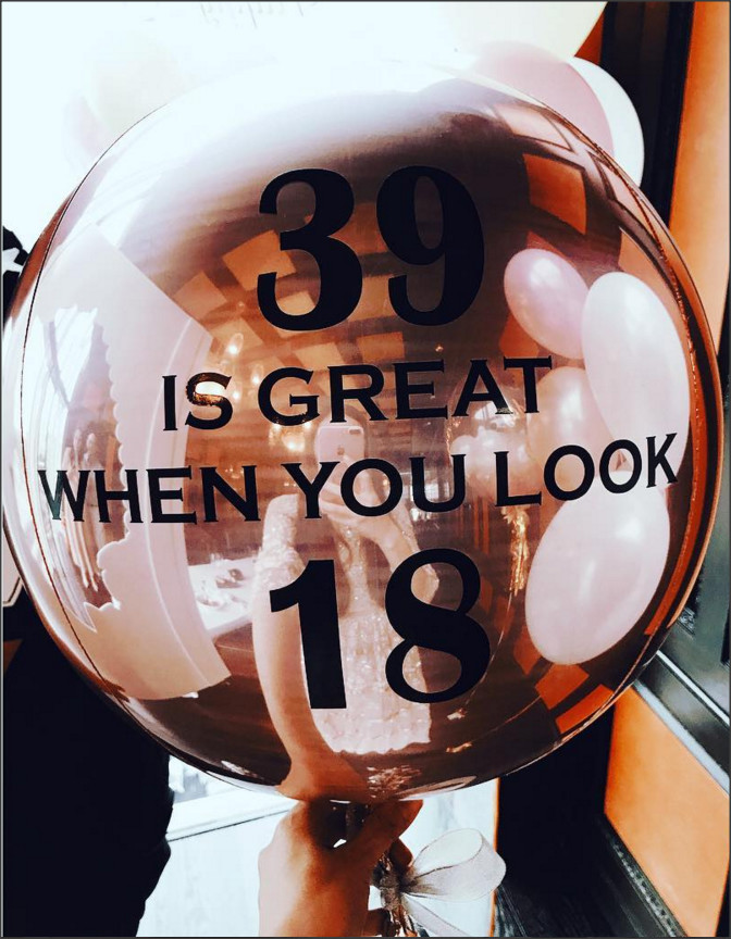 吴佩慈庆39岁生日 一袭蕾丝长裙美如公主_娱乐_腾讯网