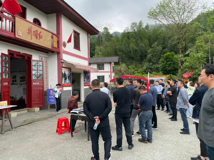 比“糍粑越打越甜”更甜的，是井岡山神山村的笑容