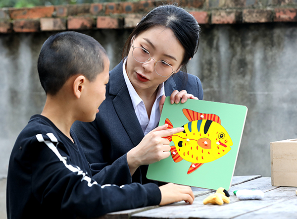 眉山仁寿：小背篼里装大爱 “送教上门”暖人心_fororder_邓思巧正在给小雷（化名）授课-摄影-潘建勇