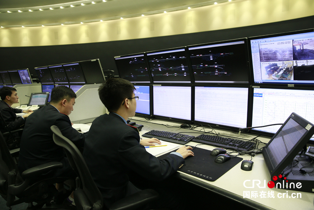 张博是北京铁路局调度所京沪高铁调度台的一名列车调度员.