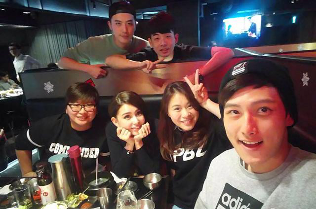 昆凌与剧组同事聚餐 俏皮可爱似少女(图)