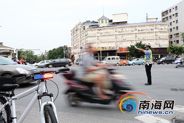 还未审核 【交通文字列表】【即时快讯】三亚警用自行车亮相街头 市民称有亲和力