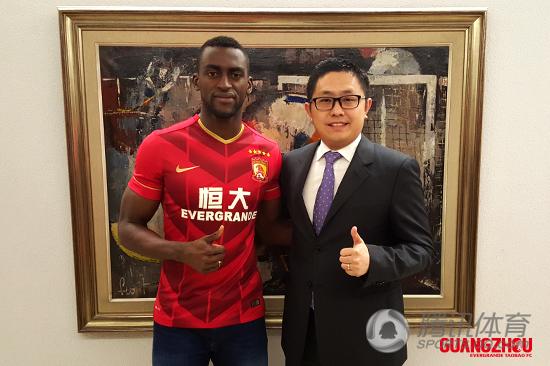 高清:恒大签马竞神锋现场曝光 新援举9号球衣