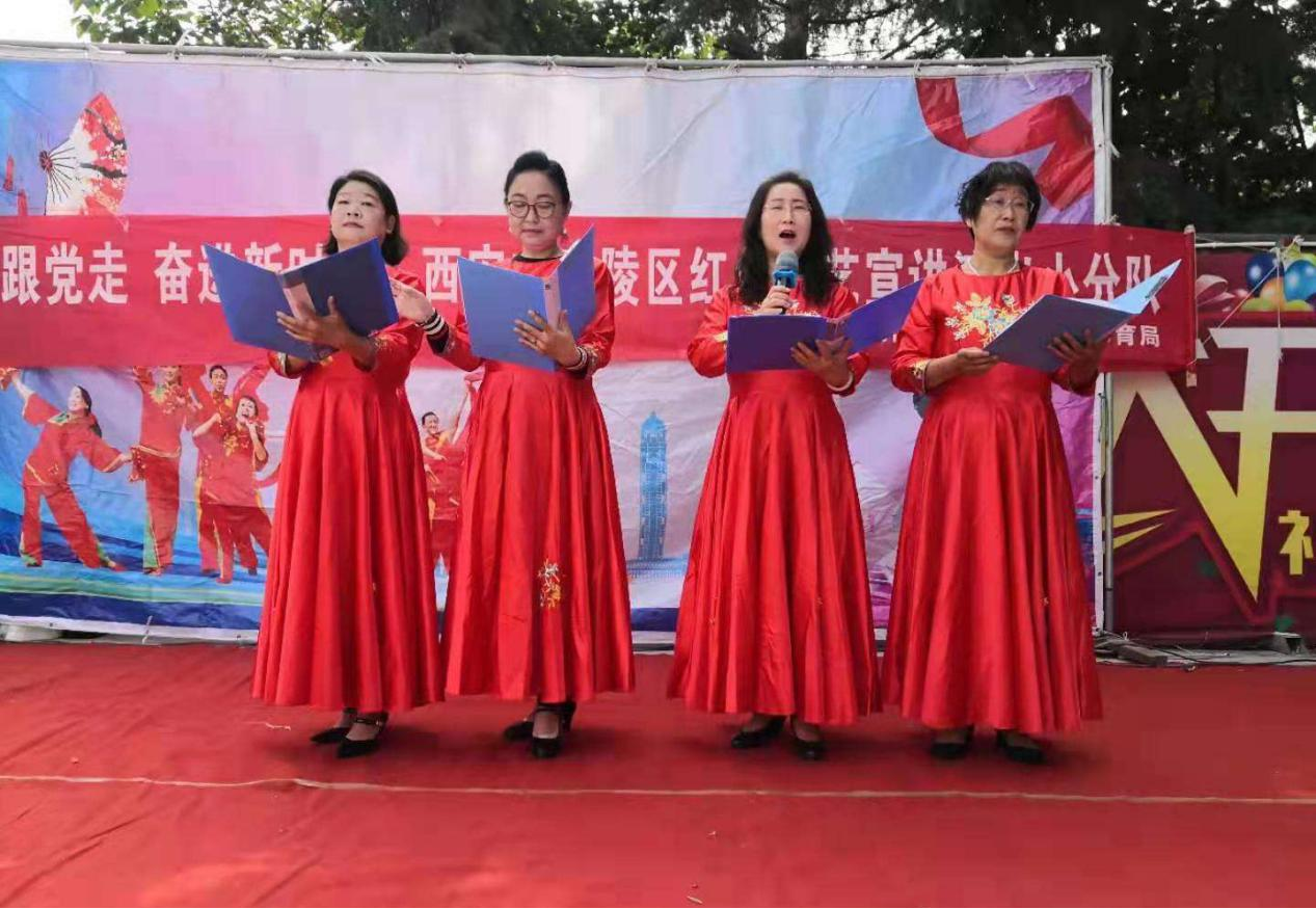 “永遠跟黨走 奮進新時代”西安市高陵區紅色文藝宣講演出小分隊走進東路社區_fororder_圖片2