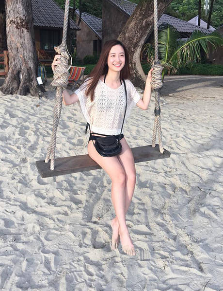 越南版"奶茶妹妹"衣品清新 大长腿惹人羡慕