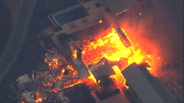 加州州長布朗形容這波野火，是加州歷史上災情最慘重的野火之一_fororder_001