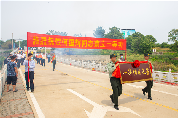 麻城市軍地聯合為一等功臣之家送喜報_fororder_圖片4