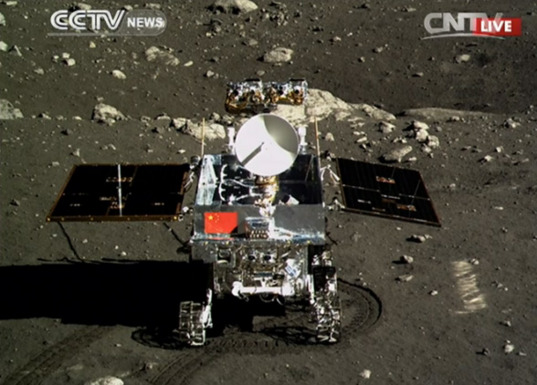 中国公布“玉兔”所拍月球图像 英媒：迄今最高清