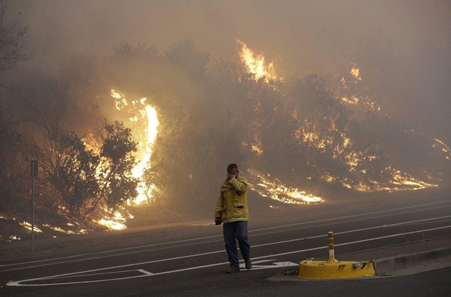 消防員持續投入救災中_fororder_california-wildfires01