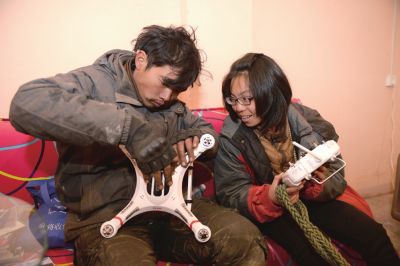 小伙骑车拖患病女友环游中国 目前已行万余公里