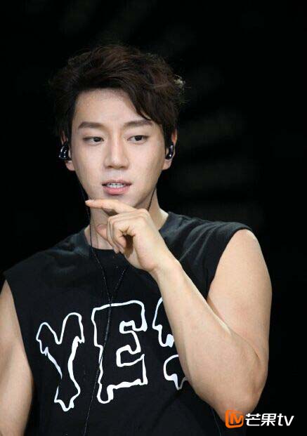 芒果TV《歌手直播间》黄致列或秀肌肉互动