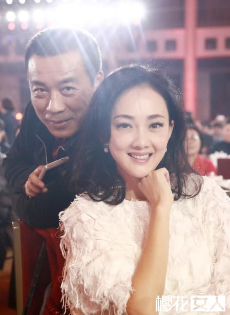 石家庄姑娘牛莉美照富豪老公身后抢镜 43岁逆生长