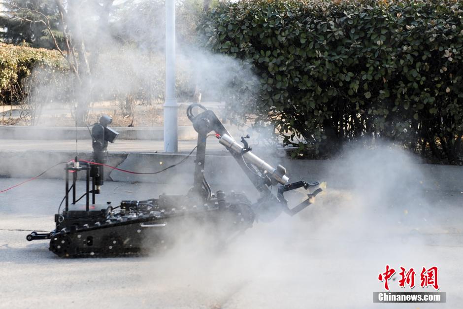 濟南警方演練防暴恐  機器人銷毀遙控炸彈