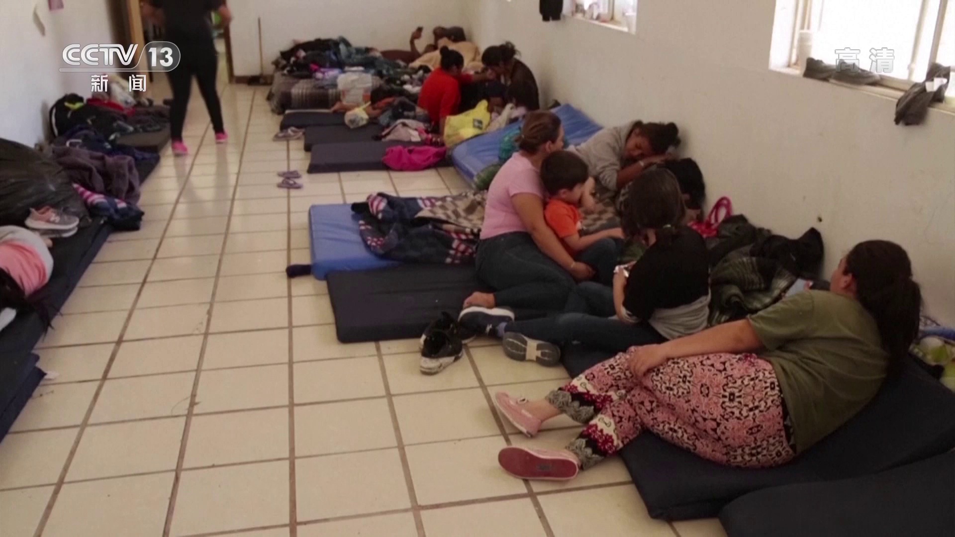 记者直击：非法移民翻越美墨边境墙 刚爬上墙就响起警铃