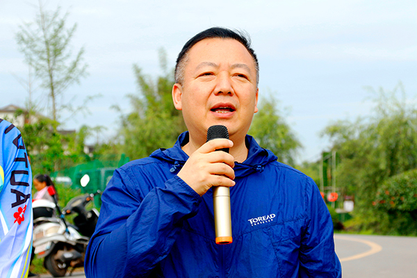 2021年宜宾市翠屏区钓鱼比赛在牟坪镇橘香小镇举行_fororder_翠屏区教育和体育局党委委员、副局长梁文宾宣布钓鱼比赛开始-摄影-高学兵