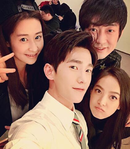 杨洋公司年会好友齐聚 宋茜颖儿开心自拍