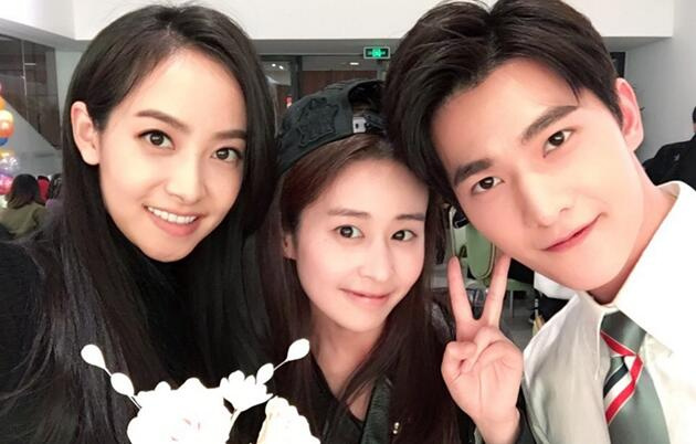 杨洋公司年会好友齐聚 宋茜颖儿开心自拍