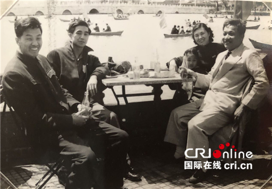 依靠人民和与时俱进是中国共产党的青春密码——专访东日本国际大学客座教授西园寺一晃_fororder_20世纪60年代，西园寺一晃（左二）北京大学就读期间与老师和同学在颐和园。
