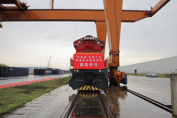 广西首趟“中越老”农资产品跨境多式联运班列开行 助力中国与东盟双边贸易发展