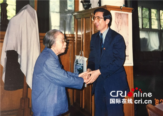 依靠人民和与时俱进是中国共产党的青春密码——专访东日本国际大学客座教授西园寺一晃_fororder_1987年与“邓妈妈”邓颖超与西园寺一晃合影