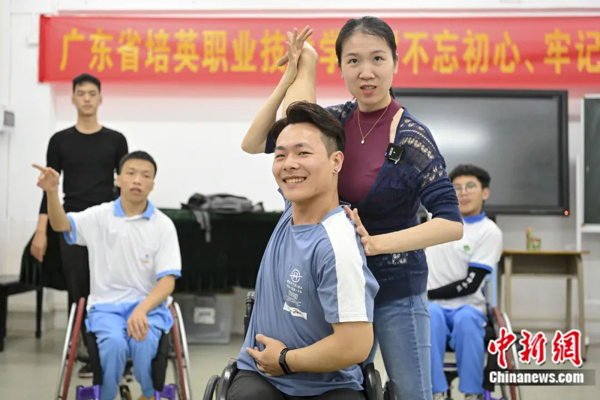 นักเต้นรำดีเด่นบนวีลแชร์：แม้ผมเดินไม่ได้ แต่ผมเต้นรำได้_fororder_10464888064369855695