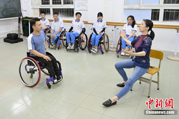 นักเต้นรำดีเด่นบนวีลแชร์：แม้ผมเดินไม่ได้ แต่ผมเต้นรำได้_fororder_9408274496599722261